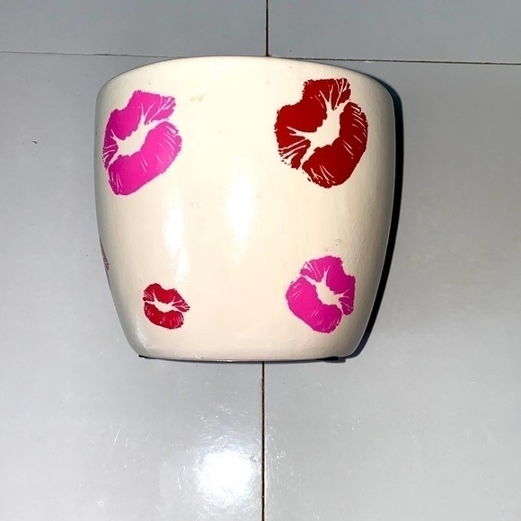 White ceramic vase with hand painted pink and red lips. 4.5” by 5”. - Picture 4 of 9